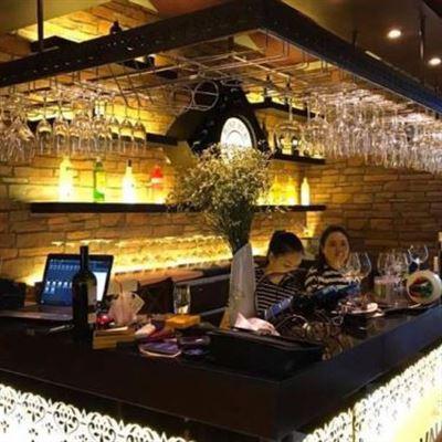 Valentine Wine Pub – Wine & Cigar
