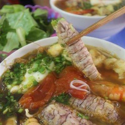 Hoàng Thủy – Bánh Đa Cua Bể, Bề Bề