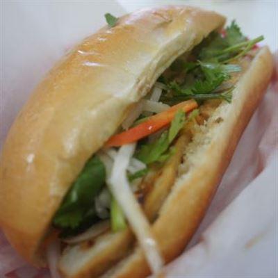 Bánh Mì Pate Rau Thịt – Lạch Tray