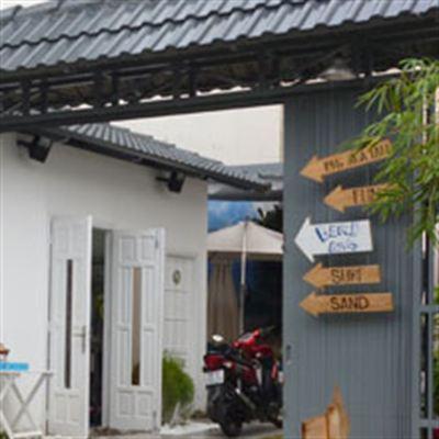 Beach Bums Cafe – Hoa Lan