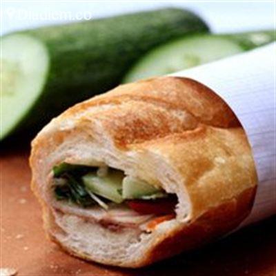 Bánh Mì Kẹp Chả Bò