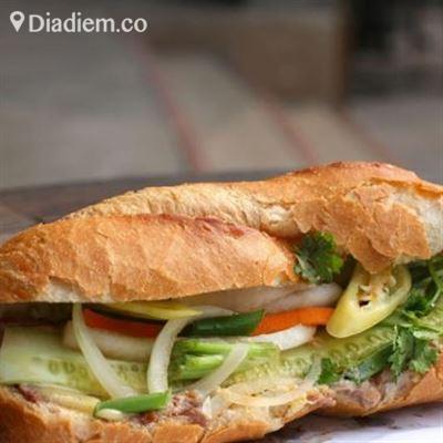 Hóa – Bánh Mì Xá Xíu