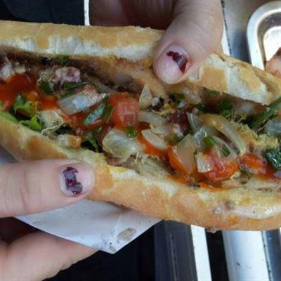 Bánh Mì Đầu Cầu Cẩm Nam