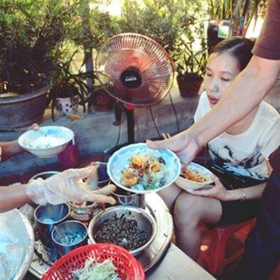 Cơm Hến Bà Đen
