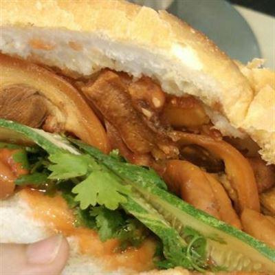 Thủy – Bánh Mì Phá Lấu